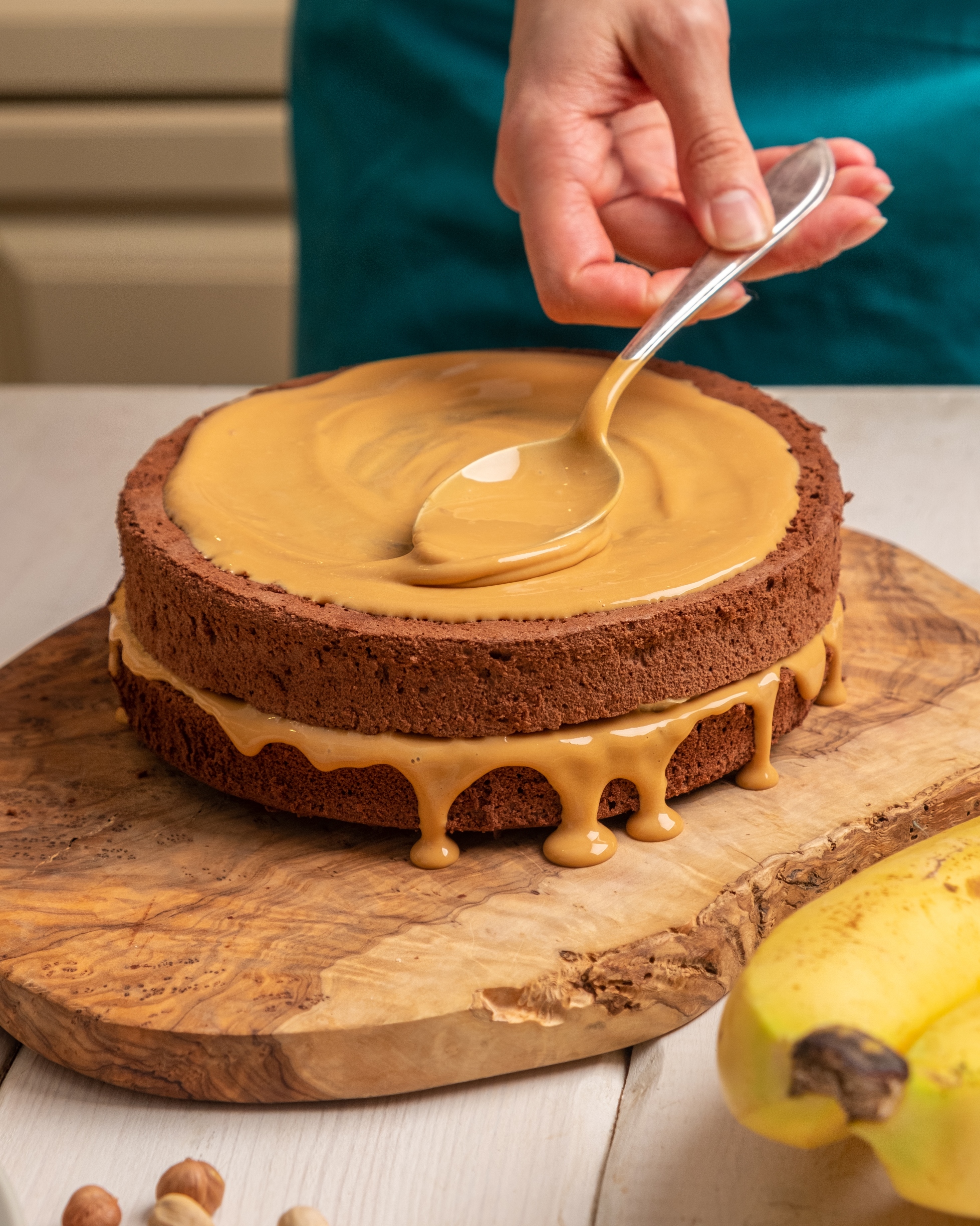 Изображение Бисквитный торт с кремом из сгущенного молока и сметаны с бананами